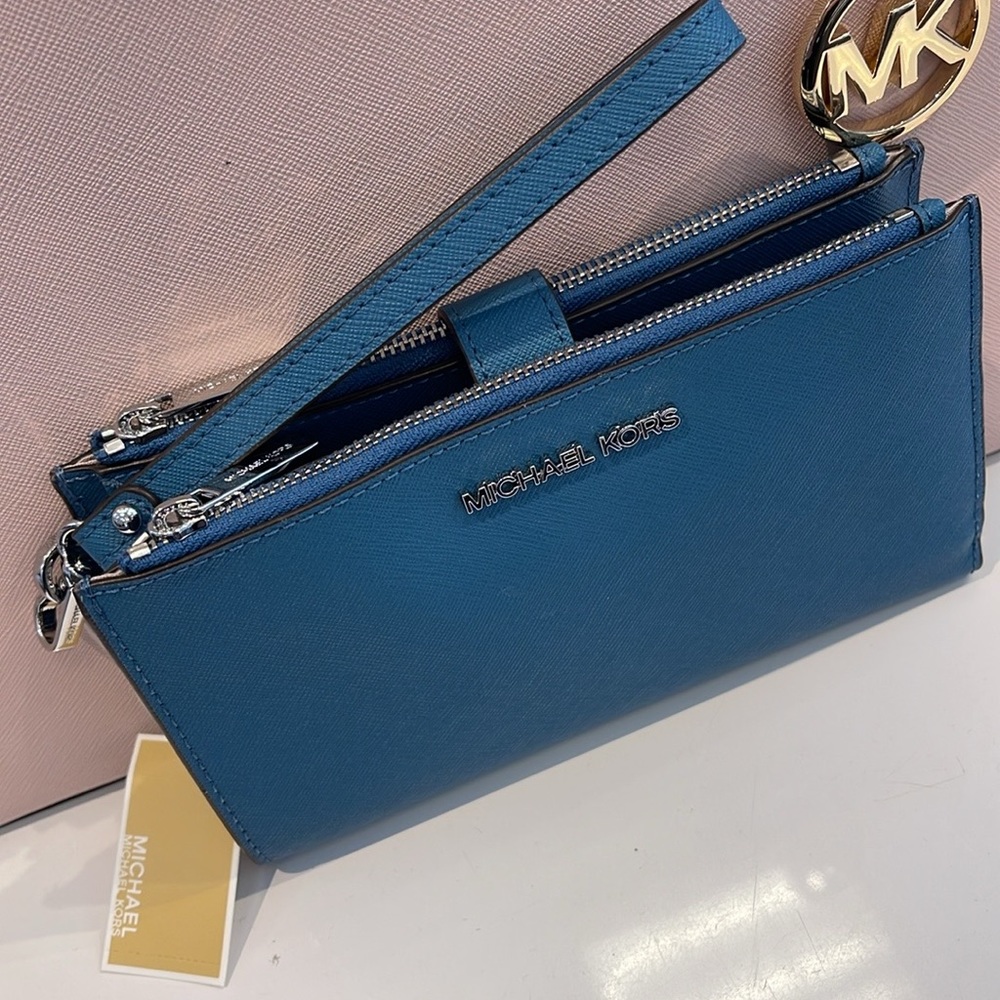 MICHAEL KORS
Jet Set Large Leather Smartphone Wristlet Wallet
Teal
NWT - Picture 5 of 16